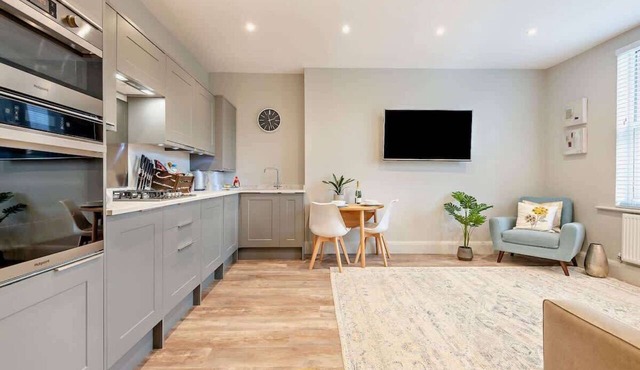 Beach Walk Stylish & Chic 2-Bedroom Apartment
