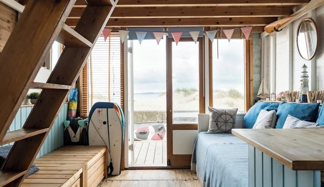 Beachfront Beach Hut with Stunning coastal views