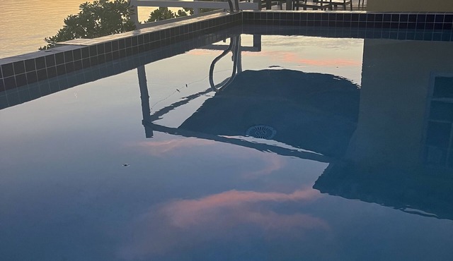Beachfront Water's Edge Cottage with pool (newly renovated)