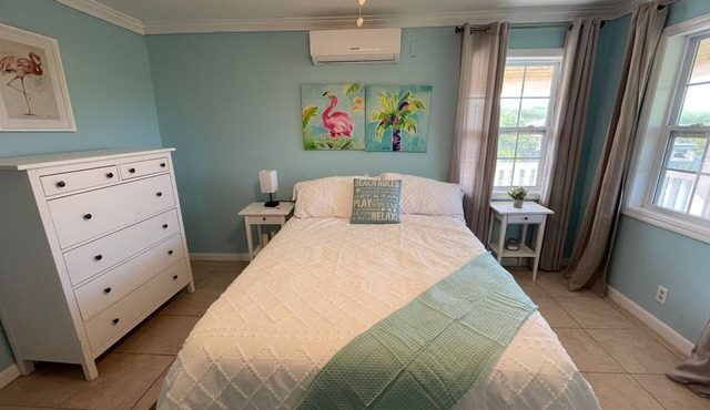 Beachy apartment a few minutes walk to multiple beaches, including Jolly Hall!