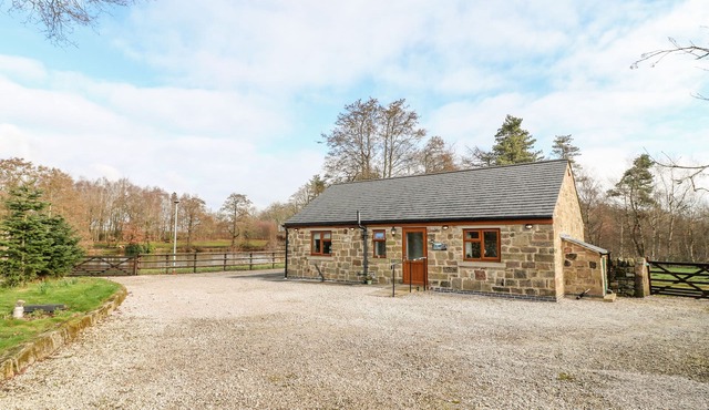 BEAR LAKE LODGE, pet friendly, with a garden in Belper