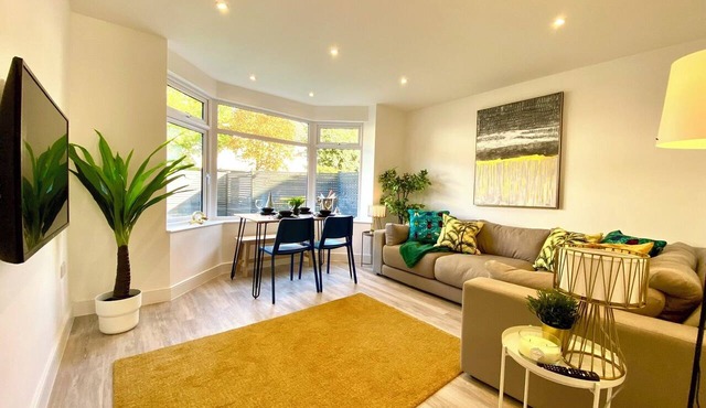 Beautiful 2 bedroom near the sea with free parking
