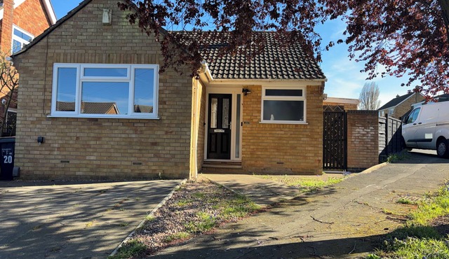Beautiful 2-bedroom bungalow in welcoming Northampton perfect for relaxing stay