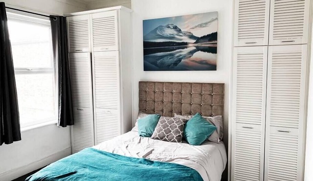 Beautiful 3 bed apartment free parking near trains