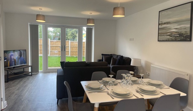 Beautiful 3-Bed House in Derby with Parking