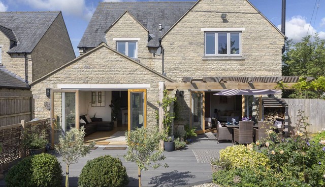 Beautiful 4 Bed 3 Bath Cotswold Home with Hot Tub