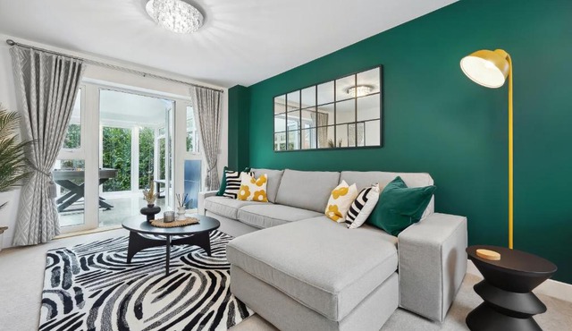 Beautiful 4-Bed Detached House - Pool table - Superfast Wi-Fi - Driveway for two vehicles