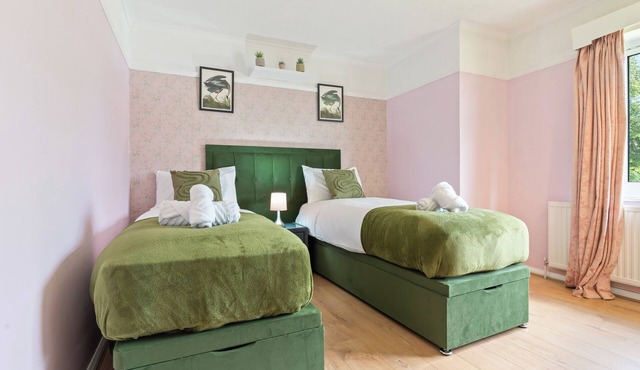 Beautiful 5 Bedroom House with free parking,penn rd