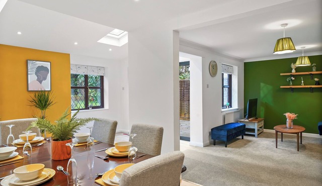 Beautiful 5 bedroom house in Stone,Aylesbury, 2 Free parking
