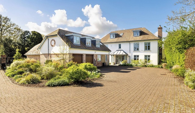 Beautiful 7-bed family home near Cambridge with stunning views. Family friendly