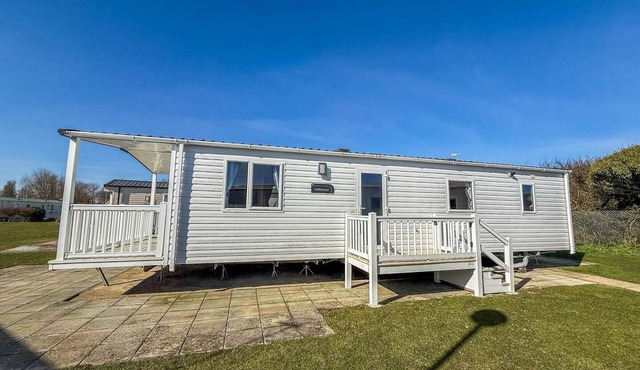 Beautiful 8 berth caravan with decking at Hopton Holiday Village ref 80016W