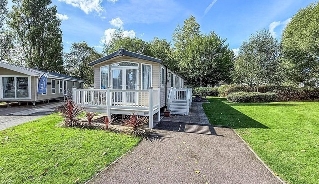 Beautiful 8 berth caravan with decking at Haven Hopton Beach ref 80011B