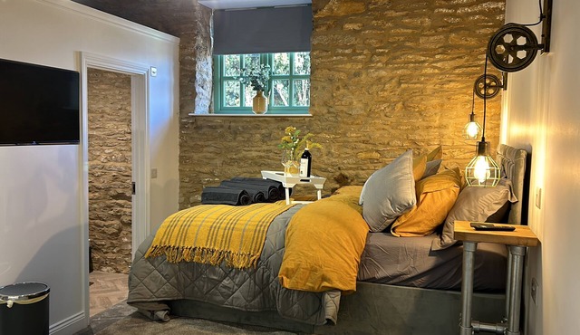 Beautiful Annex in Old Barn with King Size Bed, Ensuite, Kitchen and Dining Area