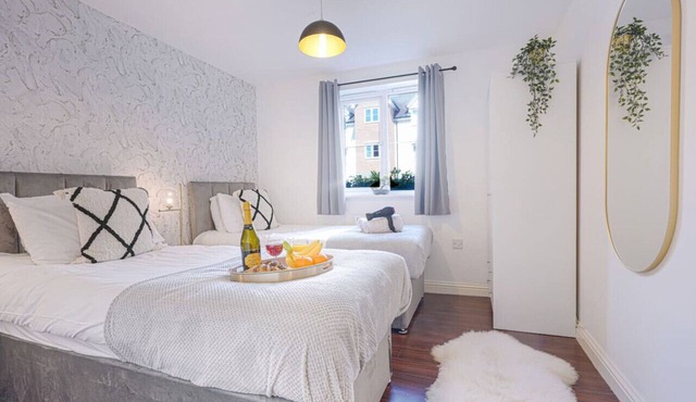 Beautiful Apartment Close to Town Centre Free Parking Fast-Wifi Sky TV By Yoko Property