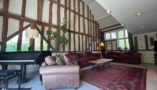 Beautiful Barn, Tennis Court. Gardens. Sleeps 11. Saffron Walden