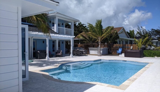 BEAUTIFUL BEACH HOUSE ON TAR BAY HEATED POOL , BAR & GRILL