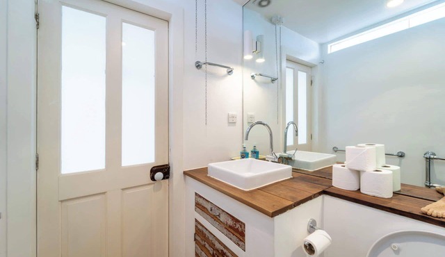 Beautiful Canalside 1BD Flat with Terrace