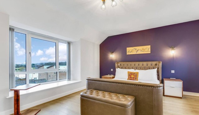 Beautiful Detached House by The Lakes Driveway Parking 75` TV Snug Room Yoko Property
