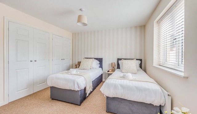 Beautiful Detached House Free Parking Office Smart TVs Yoko Property