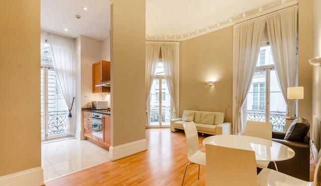 Beautiful flat on Trafalgar Square, Balcony overlooking the Pall Mall