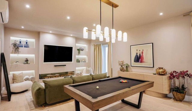 Beautiful Fulham Townhouse with a bar & pool table