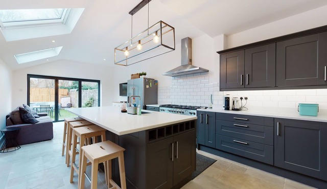 Beautiful 3 bed house 30 mins from Central London