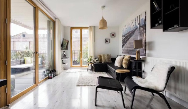 Beautiful Notting Hill 2 double bedroom flat with parking and balcony