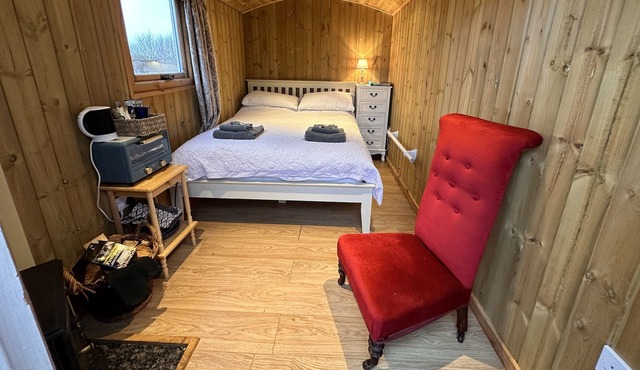 Beautiful Shepherds Hut, with private garden