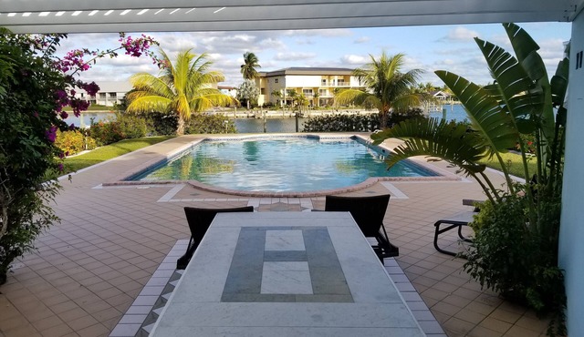 Beautiful Townhome on canal with dock slip, 2 min drive to the beach