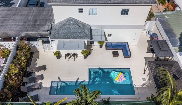 Beautiful Tropical Villa with Private Pool/Pool Bar/Grill/Sandy Beach