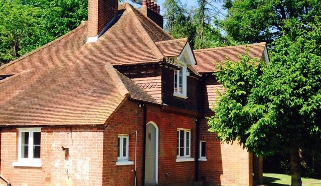 Beautiful Victorian cottage in Ashtead easy access to London set in countryside
