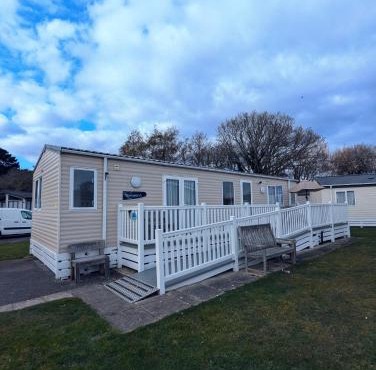BEAUTIFULLY PRESENTED CARAVAN DOG FRIENDLY on AWARD WINNING SHOREFIELD COUNTRY PARK Entertainment passes and linen included