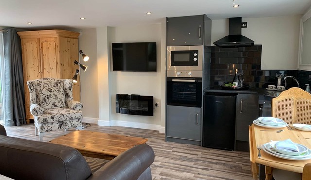 Beautifully presented spacious detached countryside studio and garden