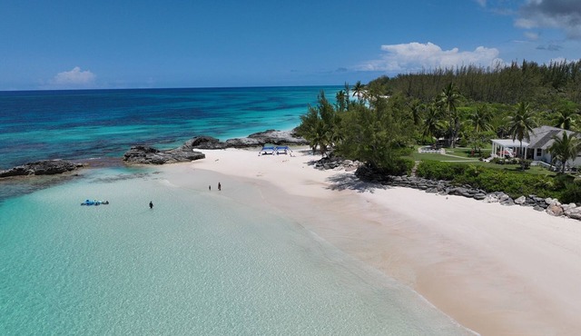 Beautifully relaxing Beach Front Cottage, Prime Banks Road Location