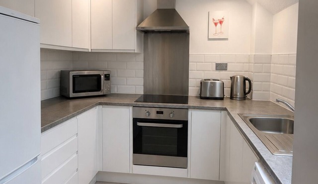 Bedford 2 Bedroom Apartment - Perfect for Small Contractor Stays- Free Parking