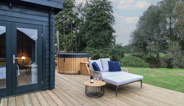 BEE HIVE, pet friendly, with hot tub in Edith Weston