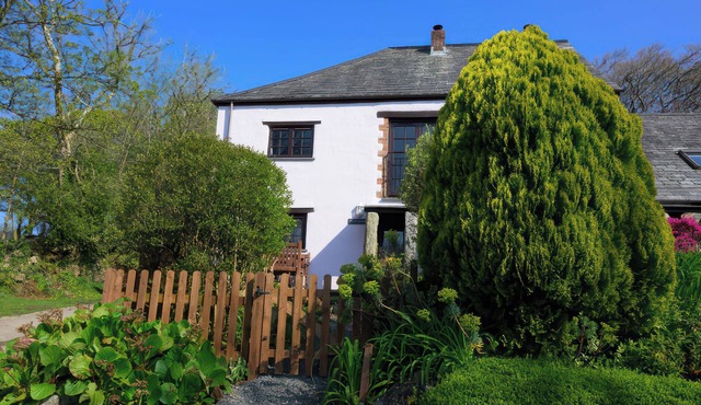 BEECH COTTAGE, pet friendly, character holiday cottage in Warbstow