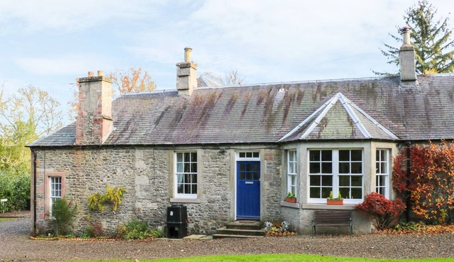BEECH COTTAGE, pet friendly, character holiday cottage in St Boswells