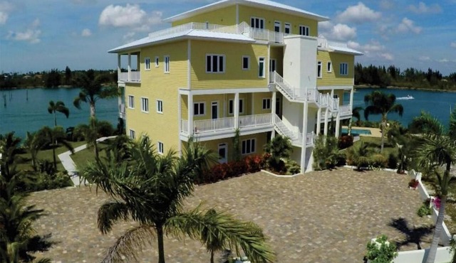 Bell Channel Bay Condo in Lucayan Gardens