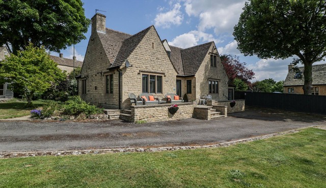 BELL GARDEN, pet friendly, with open fire in Stow-On-The-Wold