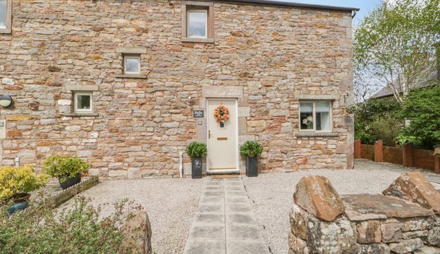 BELLA COTTAGE, pet friendly, with open fire in Appleby-In-Westmorland