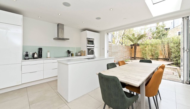 Between the Commons - Three Bedroom House, Sleeps 6