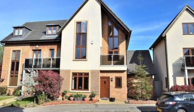 Bewdley House 4 Bedroom 3 Bathroom Balcony Free Parking Smart TVs Yoko Property