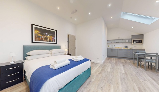 Bicester Court Lodge The Heritage Room | Bicester Holiday Let | 1 Beds & Sleeps 2