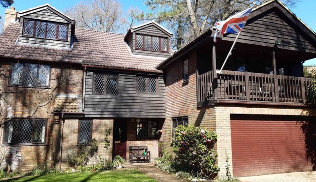 Birdsong Sleeps 9 Secluded luxury family home close to London