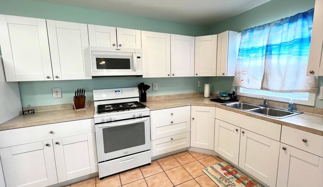 Blair's Bungalow - Exceptional Value! 2 bdrm home w/dock slip Green Turtle Cay