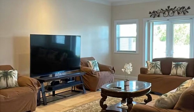 Blessings: 5-bedroom townhome in awesome Nassau with WiFi, AC, fitness equipment