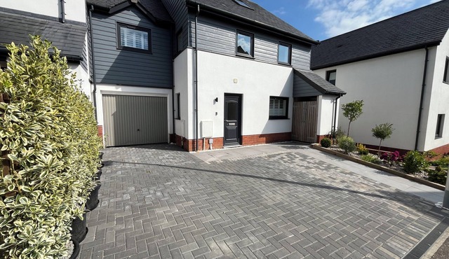 BLUE DRIFT, pet friendly, with hot tub in Budleigh Salterton