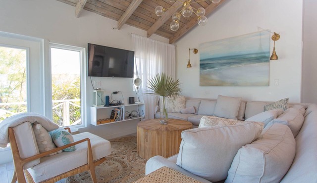Blue Point Cottage, cozy home for families & couples - oceanfront w/hot tub!