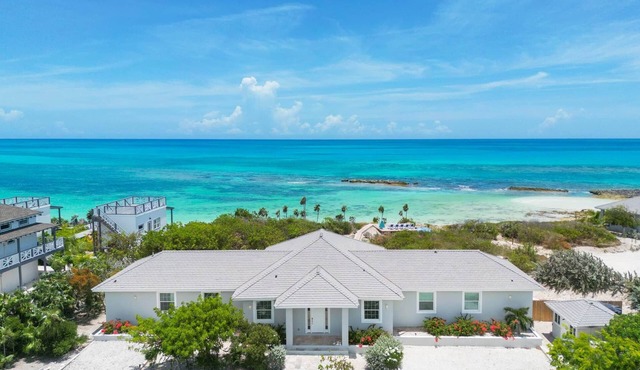 Blue Reef Villa, big patio, snorkelling reef & on a swimmable lazy river!